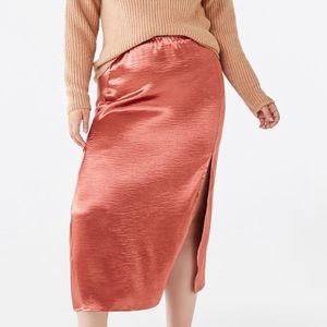 Pink satin-like midi skirt with slit